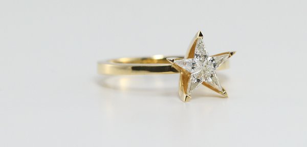 Kite Cut Invisible Setting Star Shaped Diamond Solitaire Ring 18k