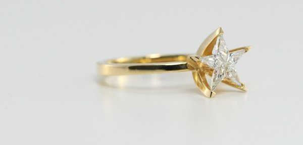 18k Yellow Gold Kite Cut Invisible Setting Multi Stone Star Shaped Diamond  Solitaire Engagement Ring (0.39 Ct, G Color, VS Clarity)